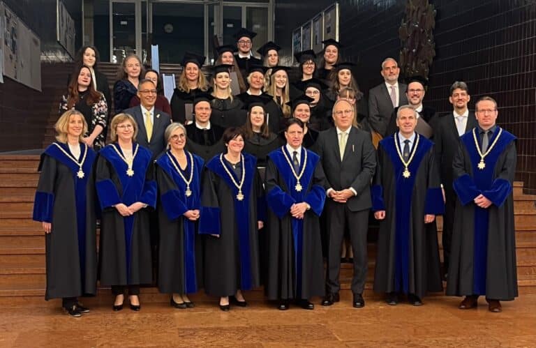 nappali tagozatos egészségügyi menedzser évfolyam diplomaosztója