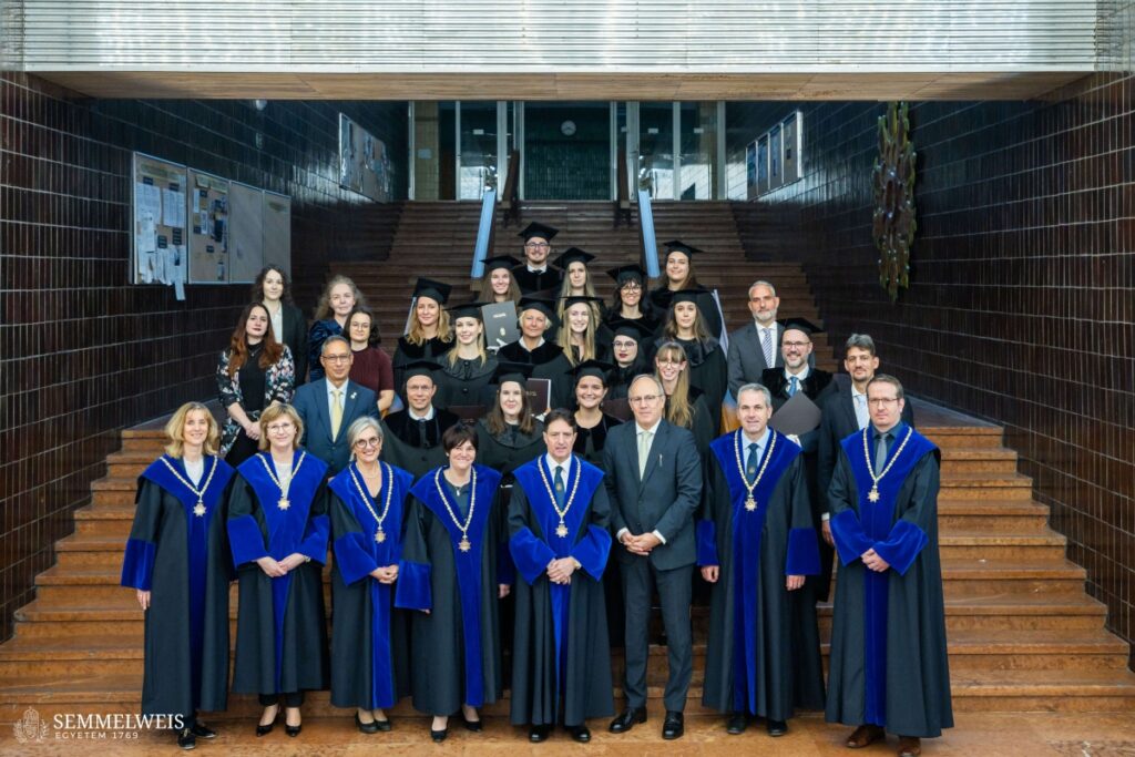 nappali tagozatos egészségügyi menedzser évfolyam diplomaosztója