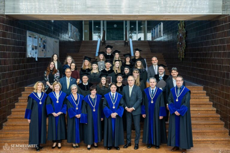 nappali tagozatos egészségügyi menedzser évfolyam diplomaosztója