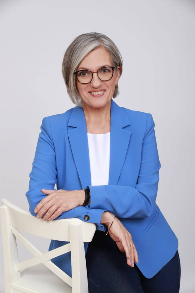 Lám Judit portré, álló