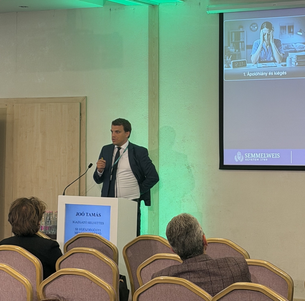 Dr. Joó Tamás (Semmelweis Egyetem EKK Egészségügyi Menedzserképző Központ, igazgatóhelyettes): Digitalizáció és MI az ápolásban.