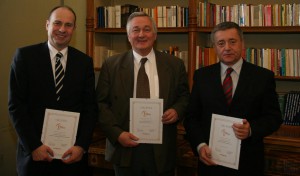 (left to right:) Dr. János Rigó, Director of the 1st Department of Obstetrics and Gynaecology, Dr. György Acsády, Director of the Department of Vascular Surgery, and Dr. László Harsányi, Deputy Director of the 1st Department of Surgery