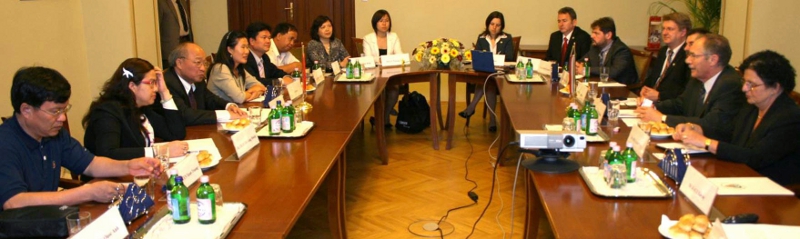 Meeting between the University's leadership and Vietnam's ministerial delegation