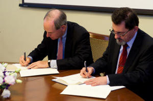 Chancellor Michael Collins and Vice-Rector Ágoston Szél sign the memorandum of understanding