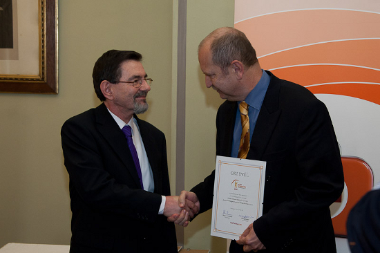 Rector Ágoston Szél presents award to Hospital Director Jenő Rácz