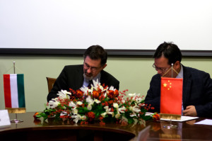 Rector Szél and Vice-Director General Haiju sign the MoU