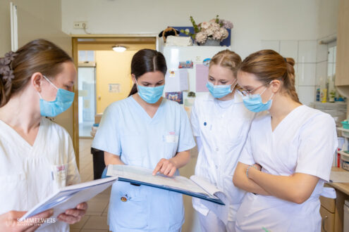 The handover between night and day shifts is between 6:30 and 7 a.m., when nurses go through the important events of the night, check the fever chart, and prepare the necessary equipment and medicines for the therapy prescribed by the doctors. Then they measure the body temperatures at the bedside and check how much fluid the patient has drunk, reports Réka Horváth about the morning tasks.