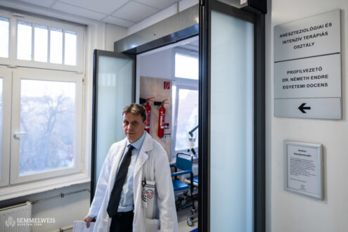 The corridor is still quiet, with barely any street noise, as Dr. István Hartyánszky is already emerging from the Department of Anesthesiology and Intensive Care at his usual brisk pace. The head of the Department of Cardiac Surgery at Semmelweis University begins every morning at the center in this way: with a routine “pre-agenda” round, checking on patients who have just undergone surgery or are in the most serious condition.
