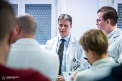 The morning begins: During his ward rounds, Dr. István Hartyánszky inspects every hospital room together with the night duty doctor, the team of heart surgeons on duty that day, and the nurses. The night duty doctor describes the current condition of the patients, reports on the events of the past few hours, and provides the most important information. During the rounds, Dr. István Hartyánszky pays attention to every patient individually: There is no one with whom he does not exchange a few words about their condition or what to expect in the future.