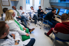 After the grand briefing, the team of heart surgeons also meets in a small group to plan the day’s surgical program by reviewing all the patients individually, looking at and analyzing their latest laboratory findings, discussing opinions and counterarguments, and considering the capacity of the operating rooms and intensive care unit. There are many young people in the team: As Dr. István Hartyánszky says, while elsewhere cardiac surgery as a profession may need to be promoted, in the Városmajor Heart and Vascular Center there is an oversupply of applicants.
