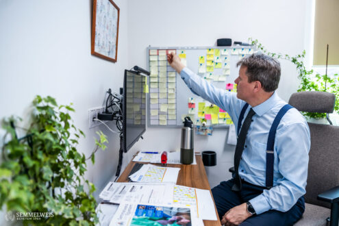 Part of the late afternoon is spent at the desk. As specialty lead head surgeon, head of the Department of Cardiac Surgery, and a speaker at numerous domestic and international conferences, he has a lot to do. In order not to lose motivation and to achieve immediate, visible, and tangible results, Dr. István Hartyánszky has developed a unique system: each Post-it note represents a task to be completed. The daily quota is to remove at least the line of “top 3 priority” notes from the board...