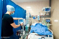 His 12-hour (or 24-hour on call) workday begins and ends with visits to the ICU, where Zoltán checks the condition of patients receiving ECMO support and the functioning of the machines. He believes that the most important thing in his work is to be attentive and level-headed at all times because patients are often completely dependent on the machines.