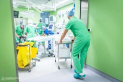 The Városmajor Heart and Vascular Center has two cardiac operating rooms functioning simultaneously, each requiring a cardiovascular technician. The heart-lung machine is a device that takes over circulation and respiration, maintaining the patient’s circulation and tissue oxygenation during heart surgery. In most of these surgeries, the heart is stopped, so its function must be taken over. Examples of such surgeries include coronary artery bypass grafting, heart valve repair or replacement, aortic valve replacement, and heart transplantation.