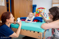 Infants undergo a comprehensive evaluation on a special conductive device called a plinth, whereas older children are evaluated on the floor. While the examination is underway, the specialist interviews the parents about the child’s and family’s daily life. According to Ildikó, it is important to identify the potential causes of any apparent delay compared to the average.