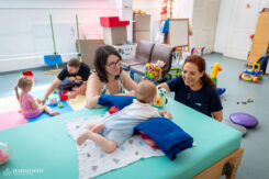 Most people associate conductive education with group-based early childhood and school-age development programs for children with central nervous system injuries. However, the methodology and approach developed by Hungarian physician András Pető can also yield significant results in the development of children with mild developmental delays or who struggle with motor, cognitive, or communication problems – whether in individual or small-group sessions. In addition, it can improve the quality of life for teenagers entering adulthood, people who have suffered a stroke or require rehabilitation following an accident, as well as adults living with Parkinson’s disease and multiple sclerosis.