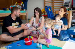 "I like it when both parents can accompany their children to the sessions," says Ildikó Bajnok. She believes it’s important for families to look forward to returning. In this particular case, it’s twice as helpful. While Ildikó teaches the homework assignments and assesses Kende’s condition, his father plays with his sister, Léla. Ildikó had previously started working with Léla as well, on the recommendation of a health visitor. As a baby, she wouldn’t lift her head while lying on her stomach.