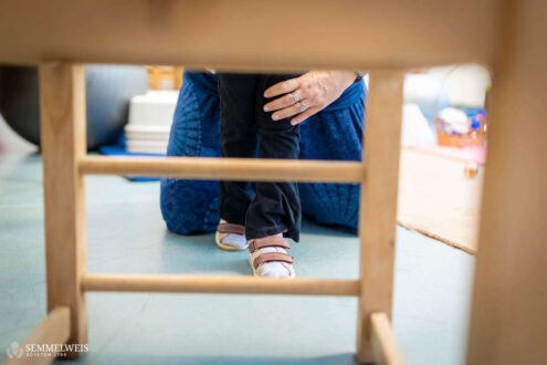 Walking may be challenging, but the squeaking of the slatted chair designed by András Pető still makes Molli burst into loud laughter when pushed along the floor. The fundamental idea behind András Pető’s unique conductive pedagogy system is that despite any damage, our nervous system has reserves and the potential to form new connections. These can be mobilized through the appropriate guidance of the learning and teaching process.