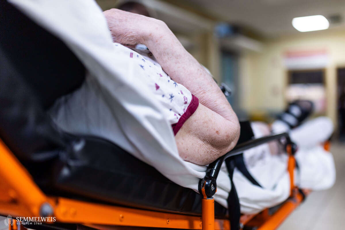 The first patient arrives quickly - an elderly woman brought to the department by paramedics. Viktória gets the most important basic information from the paramedics and immediately begins the examination. According to official international guidelines, the triage nurse must assess the patient’s condition within three minutes.