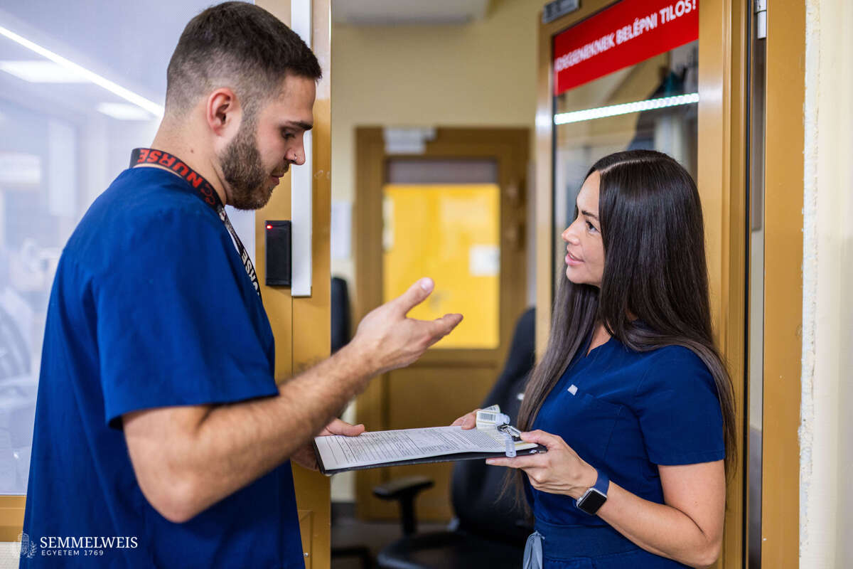 We accompanied Viktória Vincze on one of her Monday evening shifts in August. A shift like this runs from 7:00 p.m. to 7:00 a.m., but Viktória arrives as early as 6:45 p.m. to take over duties from her morning colleague. She receives a short briefing, and then it’s time to get to work.