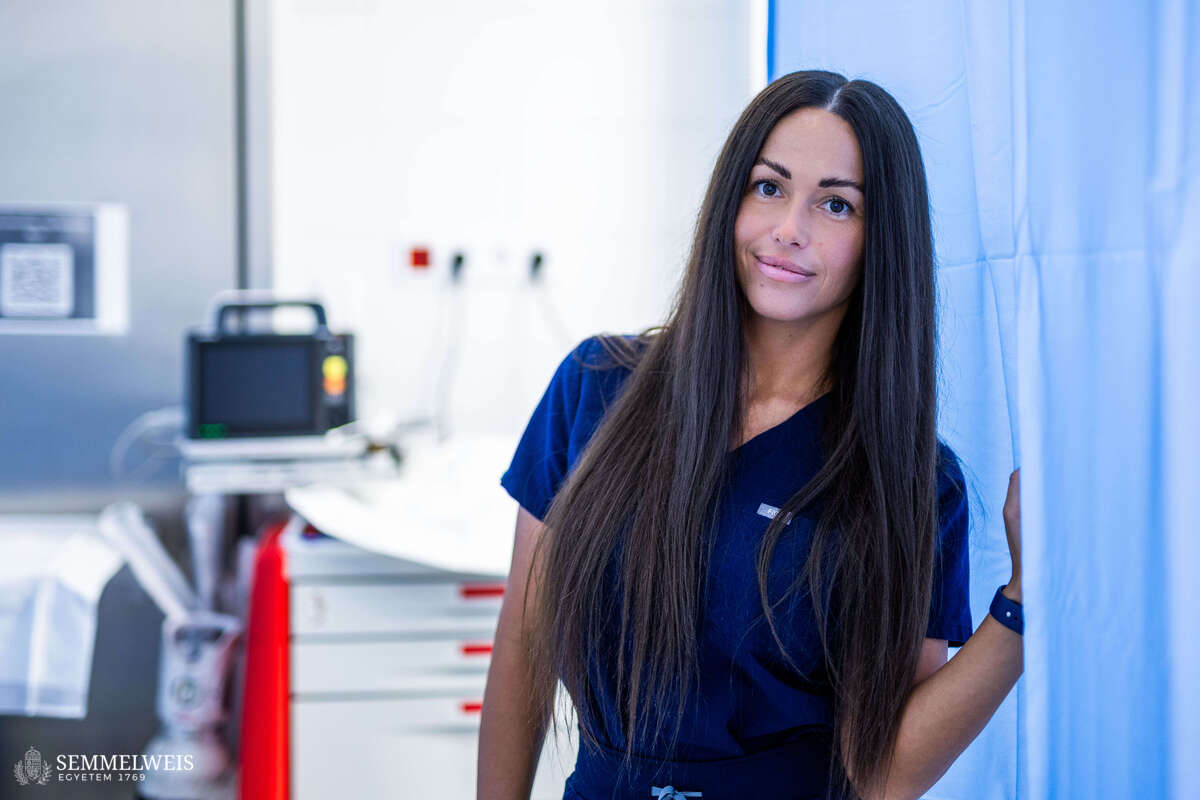 Viktória Vincze studied journalism but didn’t want to work in the media. “Grey’s Anatomy, however, was one of my favorite TV series,” she says, pointing out her inspiration at the time. Thanks to this, she eventually completed a three-year training program to become a specialist adult nurse, which also required her to undertake more than 1,000 hours of clinical practice. After several years of experience as a specialist nurse, she began working at Semmelweis University in 2016 when the Emergency Room Department (SBO) was launched. Following a six-year detour at the Military Hospital (now the North Pest Central Hospital – Military Hospital), she returned in 2025 to Semmelweis University’s Department of Emergency Medicine, headed by Dr. Bánk Fenyves.