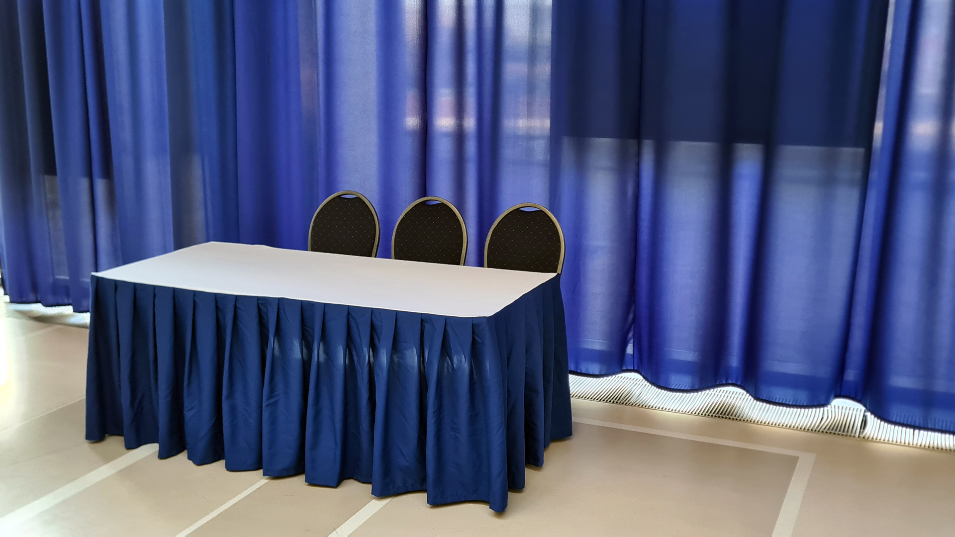 Rendezvényasztal rakott szoknyás kasírral / Presidency tables with pleated skirt