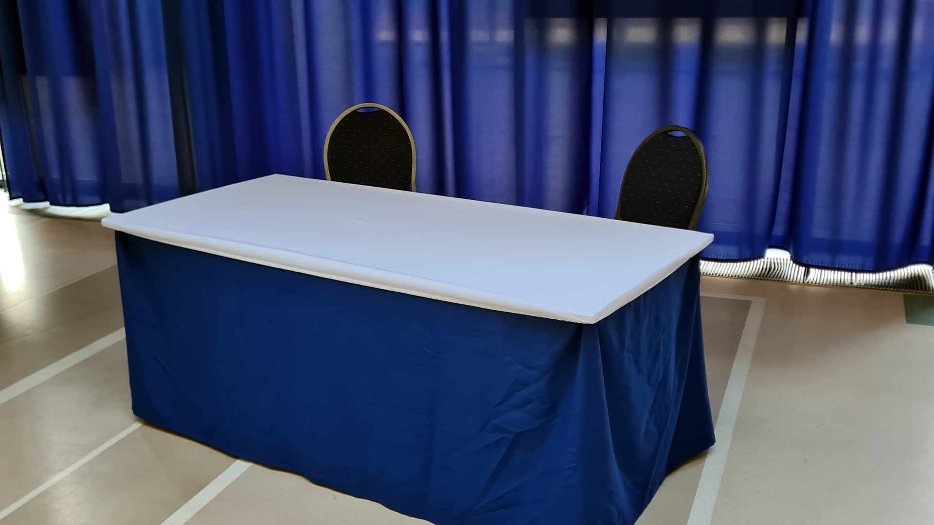 Rendezvényasztal egyenes kasírral / Presidency tables with straight skirt