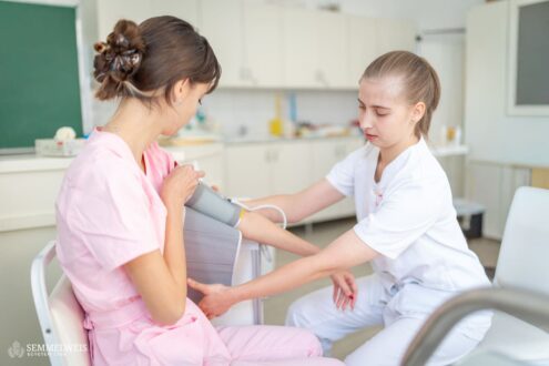 Fanni szeretne továbbtanulni diplomás ápolónak az Egészségtudományi Karon. A Nemzeti Egészségügyi és Orvosképzésért Alapítvány Jó tanuló, jó ápoló ösztöndíját is megpályázta. Ezen kívül önkéntes munkát végez a Tabitha Házban, amely az ország egyetlen gyermekhospice intézménye.