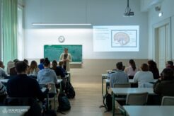 A 13. évfolyamon – azaz Török Fanni jelenlegi évfolyamán – a tantervben olyan elméleti ismeretek szerepelnek, mint például biokémia, biofizika, sejtbiológia, járványtan, egészségpszichológia, továbbá szakápolástan vagy belgyógyászat, pszichiátria, gyermekgyógyászat és sebészet.