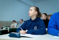 A technikumban a 12. évfolyam végén érettségit tesznek magyar nyelv és irodalom, matematika és történelem tantárgyakból. 13. évfolyamon még egy közismereti tantárgy, az idegen nyelv oktatása is zajlik, ennek az évfolyamnak a végén érettségiznek a választott nyelvből a diákok. Fanni az iskola történetében először 100 százalékos matematikai érettségit írt az előző tanévben.