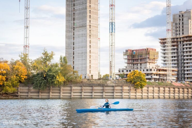 Fannihoz többféle sport is közel áll, szülei profi lövészek, édesapja többszörös országos bajnok légpuska fegyverágban, és kvótát szerzett az 1984-es Los Angeles-i olimpiára (amin politikai okokból nem vett részt Magyarország); édesanyja szintén világbajnok és többszörös országos bajnok számszeríjban. Korábban Fanni is a lövészetet gyakorolta, nemrég viszont sportágat váltott és elkezdte az evezést.