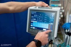 A pandémia idején a kardiológiai intenzív osztály komplex COVID-ellátóhellyé alakult át, a lehető legnagyobb számban végeztek ECMO-kezelést, segítve ezzel legsúlyosabb állapotú, már gépi lélegeztetéssel sem tartható betegek ellátását. Merkl Zoltán felidézte, hogy ez az időszak fizikailag és lelkileg is megterhelő volt, hiszen az egészségügyi dolgozók is tartottak a megfertőződéstől, másfelől a legmodernebb technológia és leggondosabb ápolás ellenére is sok veszteséget át kellett élni.