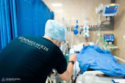 Az extrakorporális membrán oxigenizáció (ECMO) a súlyos keringési- vagy légzési elégtelenségben szenvedő betegek életben tartásának egyik formája az intenzív osztályon. Ez a készülék a páciens vérét a testén kívül oxigénnel látja el és visszajuttatja azt a szervezetébe. „Az eljárással időt nyerünk (bridge terápia), hogy a helyettesíteni kívánt szerv (szív, tüdő) nyugalomban regenerálódjon, elvégezzünk vizsgálatokat, egyéb hosszabb távú keringéstámogató eszközök vagy szívátültetés mellett döntsenek orvosaink” – ismertette Merkl Zoltán.