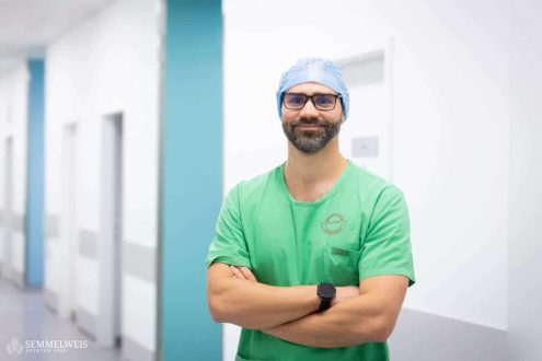 Merkl Zoltán 35 éves diplomás ápoló, nyolc éve dolgozik kardiotechnikusként – vagy ahogy a klinikán egymás között hívják, „motorosként” – a Városmajori Szív- és Érgyógyászati Klinikán. A kardiotechnikusok feladata a szív-tüdő motor működtetése szív- és nagyérműtétek során, valamint különböző keringéstámogató eszközök kezelése az intenzív osztályon.