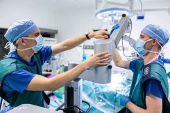 Csongor tapasztalatai szerint a klinikai munka a gyakorlathoz képest egészen más előnyökkel jár. A műtőben a hallgatók a csapat aktív tagjaivá válnak: részt vesznek például az eszközök előkészítésében, a röntgengép kezelésében, és közvetlenül követhetik a műtéti folyamatokat.