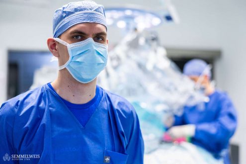 Galkó Csongor már nagyjából egy éve jár be rendszeresen a klinikai munkavégzés tantárgy keretében a Traumatológiai Klinikára. Ez idő alatt jelentős tapasztalatot szerzett, a műtőben végzett szakdolgozói munkakör és tapasztalatszerzés számára egyfajta felkészülés is a jövőre, mivel traumatológus szakorvosnak készül.