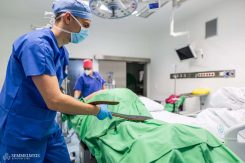 Csongor kiemelte, hogy a klinikai munka jól összeegyeztethető a tanulmányokkal. A munkabeosztás tervezése során figyelembe veszik a hallgató tanulmányi kötelezettségeit. A munkavégzés 12 órás műszakokban havi 24, 48 vagy 72 órában valósul meg. Az elvégzett munkaórák bizonyos gyakorlatokba beszámíthatók és beleszámít a későbbi egészségügyi szolgálati jogviszonyba.