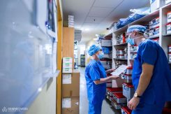 A Traumatológiai Klinikán Csongor – és hallgatótársai – napja eligazítással kezdődik, amikor a vezető műtős-szakasszisztenssel átbeszélik az aznapi műtéti beosztást és a kapcsolódó feladatait. A klinikán három műtő működik, ezek olyan speciálisan felszerelt operációs helyiségek, amelyekben sérüléseket, mint például csonttöréseket, ízületi sérüléseket látnak el.