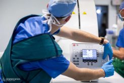 A hallgató műtőssegédként részt vesz az intraoperatív CT (O-arm) pozicionálásában, hogy a páciensről navigációhoz alkalmas 3D-kép készüljön. A Traumatológiai Klinikán alkalmazott O-arm rendszer a modern, navigációval támogatott sebészet egyik kulcstechnológiája. Az intraoperatív CT a sebészeti navigáció alapját képző, valós idejű képalkotást biztosít, ami javíthatja a beavatkozások pontosságát és a posztoperatív korrekciók szükségességét. A módszer alkalmazása egyre elterjedtebb a gerincsebészetben és a komplex traumatológiai ellátásban.