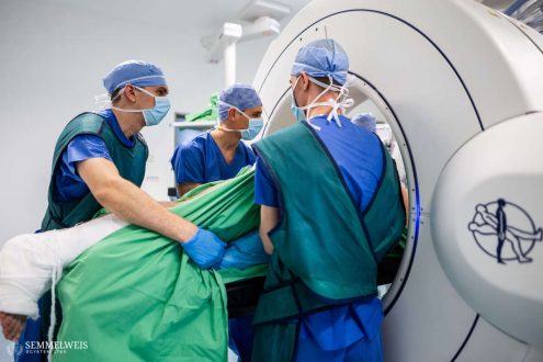 Hallgatóként végzett aktuális kutatása is a klinikához köti. Korábbi TDK-munkáját még a Pulmonológiai Klinikán kezdte, ebből nemrég rektori pályamunkát írt. A Traumatológiai Klinikán jelenleg az intraoperatív CT alkalmazását kutatja. Ez a modern képalkotó technológia lehetővé teszi, hogy a sebészek háromdimenziós navigáció segítségével, nagyobb pontossággal helyezzék be az implantátumokat, miközben a műtéti csapat sugárterhelése is csökkenthető.