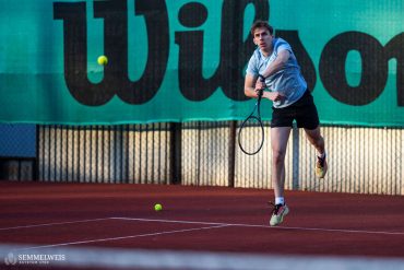 A traumatológiai ellátásban igen súlyos esetekkel szembesülnek az ott dolgozók nap mint nap, ezért fontos, hogy a kikapcsolódásra is legyen lehetőség – tette hozzá Csongor. Ő szabadidejében rendszeresen teniszezik és fut, de olvasni is főzni is szeret.