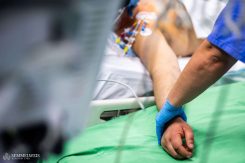 A betegek mozgatása a műtő és az előkészítő helyiség között szintén a műtőssegédek dolga, így a betegekkel való kommunikációba is belekóstolhatnak, operáció előtt sokszor igénylik a páciensek a nyugtató szavakat – mondta el Csongor.