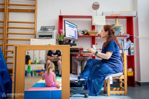 Minden foglalkozás adminisztrációval zárul. Ildikó rögzíti a gyerekek aktuális fejlettségi státuszát, adatait, a foglalkozáson tapasztaltakat és az otthoni fejlesztési feladat-javaslatokat.