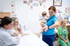 A tanév közben természetes, hogy a Pető András Kar hallgatói is részt vesznek a foglalkozásokon, így a gyakorlatban sajátíthatják el a konduktív pedagógia módszertanát. A PIC osztály rizikó újszülötteket, köztük koraszülötteket utánkövető ambulanciája azonban számukra is különleges, mert itt nemcsak a legkisebbek fejlődéséről, fejlesztéséről szerezhetnek értékes tudást, hanem első kézből tapasztalhatják meg azt is, mennyire más egy heterogén és hierarchikusabb egészségügyi csapat részeként tevékenykedni, és kommunikálni a munkatársakkal, valamint a családtagokkal.