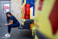 Vincze Viktória szívesen vállal extra műszakokat is, így gyakran túlórázik. „Nagyon megterhelő a munka, nekem nincs családom, egyedül élek, de minden tiszteletem azoké, akik a sürgősségi munka mellett például gyereket nevelnek. Egy triázsban eltöltött nap után az én kedvenc hobbim, hogy otthon, csendben pihenjek és valahogy megpróbáljam kizárni a zajt a fejemből” – magyarázza.