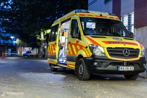 A Sürgősségi Orvostani Klinikán egyetlen műszak alatt is több olyan beteg megfordul, akinek valójában nincs szüksége sürgősségi ellátásra. Van, aki a háziorvos, vagy valamilyen ügyeleti rendszerben működő szakellátás helyett jön, de az is előfordul, hogy valaki krónikus, régóta fennálló problémával érkezik ide abban a reményben, hogy hamarabb juthat képalkotó-vizsgálathoz. Vincze Viktória szerint azonban ez nem így van, így ilyen esetekben továbbra is mindenkinek a szakrendelőket ajánlja. Ha azonban valakinek fájdalma van, rosszul érzi magát és úgy érzi, sürgősségi ellátásra van szüksége, mindenképpen keresse fel a sürgősségit. „Laikusként senki nem tudhatja, mi a baja és az mennyire súlyos. Én sem értek az autókhoz, ha kattog valami a kocsiban, azonnal szerelőhöz viszem, mert nem tudom eldönteni, hogy valami bagatell probléma van a járművel, vagy valami nagyobb gond” – mutatott rá az ápoló. A klinikán a triázsolás segítségével hamar kiderül, mennyire súlyos a páciens egészségügyi problémája, és akinek az állapota indokolja, azonnali ellátást kap. Ha nem sürgősségi ellátásra van szükségünk, a 1812-es telefonszámon elérhető Egészségvonalat ingyenesen tárcsázva minden nap 6:00 és 22:00 között tudunk időpontot foglalni járóbeteg-szakellátásra. A 1830-as egységes ügyeleti hívószám a sürgős, de nem közvetlen életveszélyes esetekben hívható hétköznapokon 16:00 és másnap reggel 8:00 között, valamint hétvégén és ünnepnapokon egész nap. Utóbbit tárcsázva segítenek kideríteni, lakóhelye szerint ki hova tartozik, vagy hol érhető el olyan szakellátás, ami ügyeleti rendszerben működik – ilyen a fülészet, a szemészet vagy épp a szájsebészet.