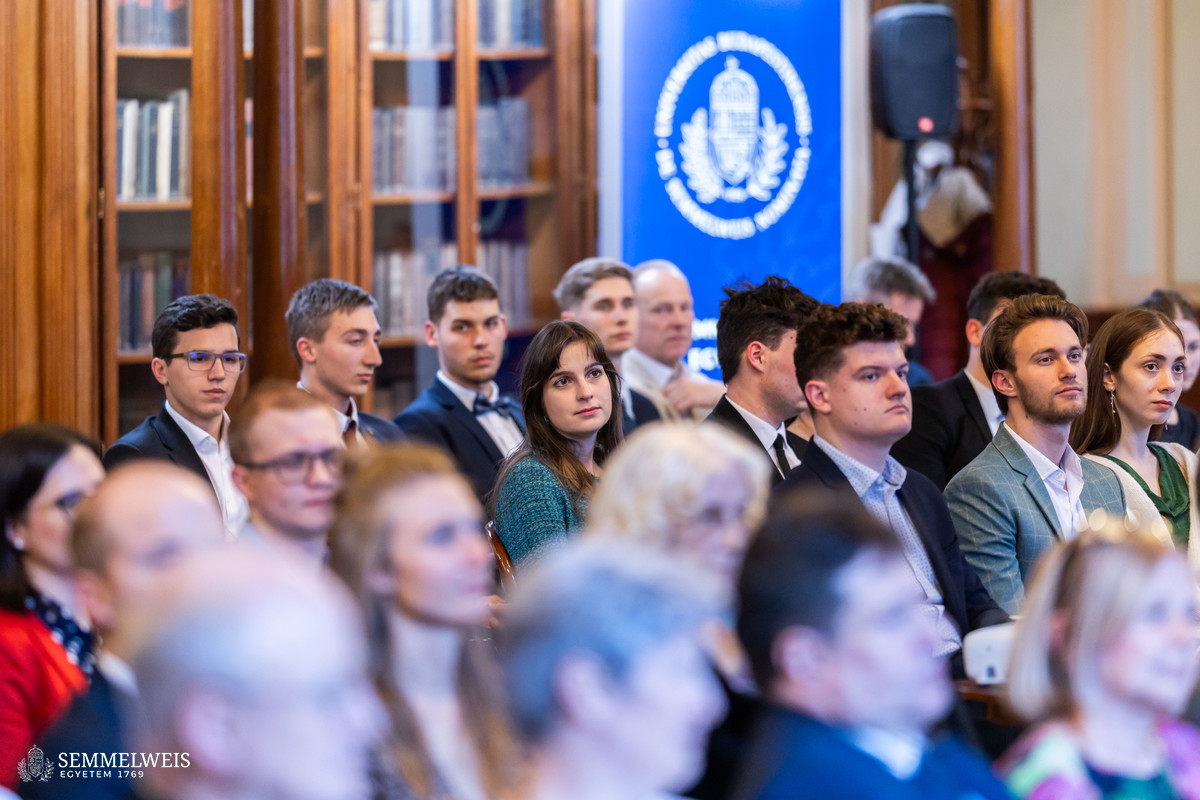 A programba való felvétel