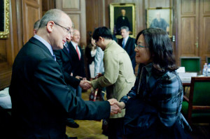 Prof. Kellermayer shakes hands with Prof. Lee from Korea University