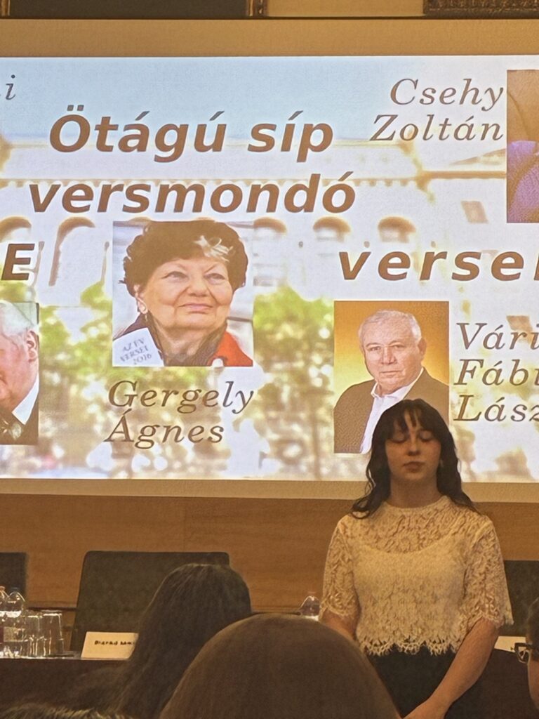 Juhász Réka verset mond