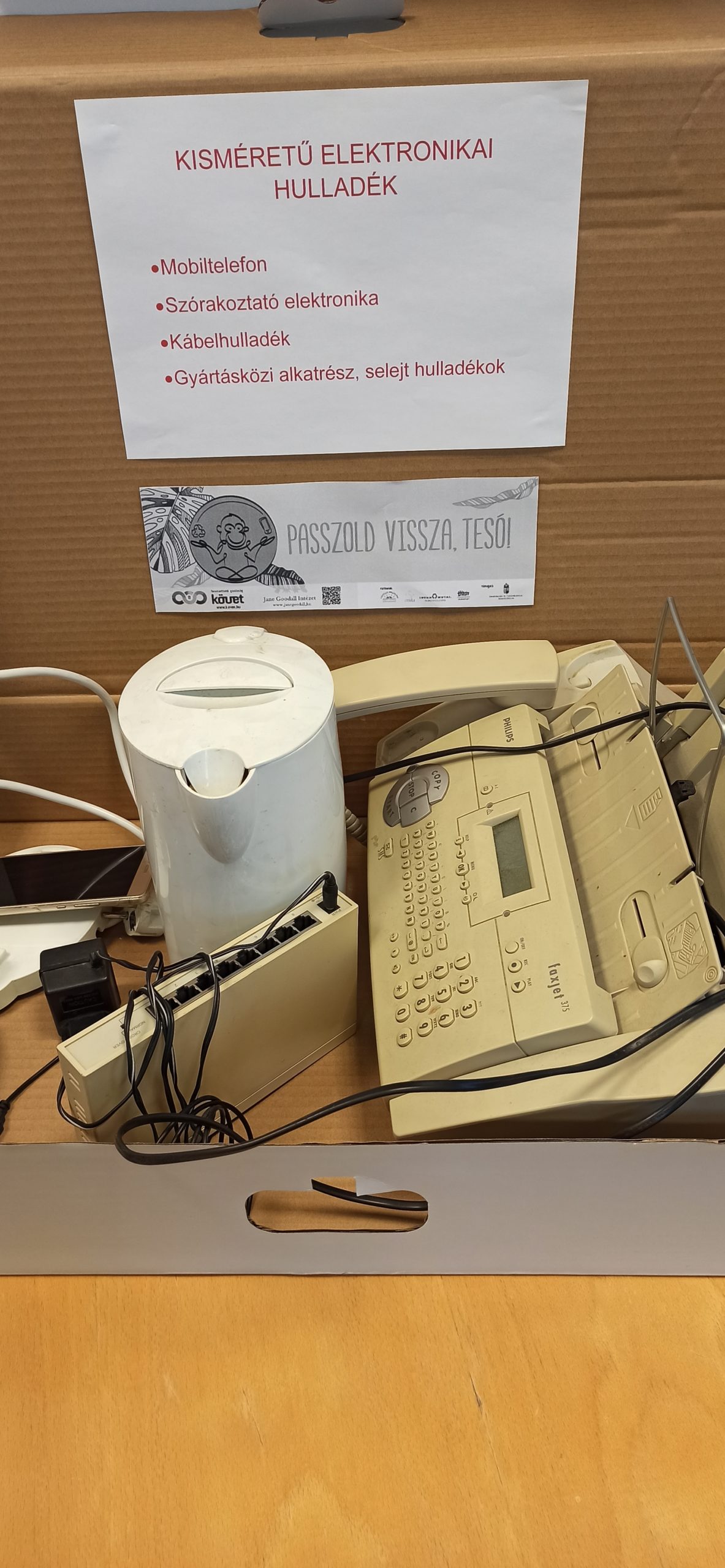 Mobiltelefon, töltő, router, vízforraló, sőt még egy régi fax gép is belekerült az elektronikai hulladékgyűjtőbe