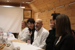 A XXIX. Korányi Frigyes Tudományos Fórum első napjának lezárásaként fő szponzorunk, a Richter Gedeon Nyrt. dolgozói egy kerekasztal beszélgetésen vettek részt az érdeklődő előadókkal és szervezőkkel. Megvitatták velünk többek között az orvosok és gyógyszergyártók viszonyát, az ipar és kutatás közti örökös kérdéseket és a gyógyszercég társadalmi szerepvállalásának fontosságát is. Köszönjük a lehetőséget és tartalmas beszélgetést Dr. Forgács Bettina Ivettnek, Dr. Jókai Enikőnek, Dr. Szántay Csabának és Dr. Pércsi Szilárdnak és a szervezőknek!